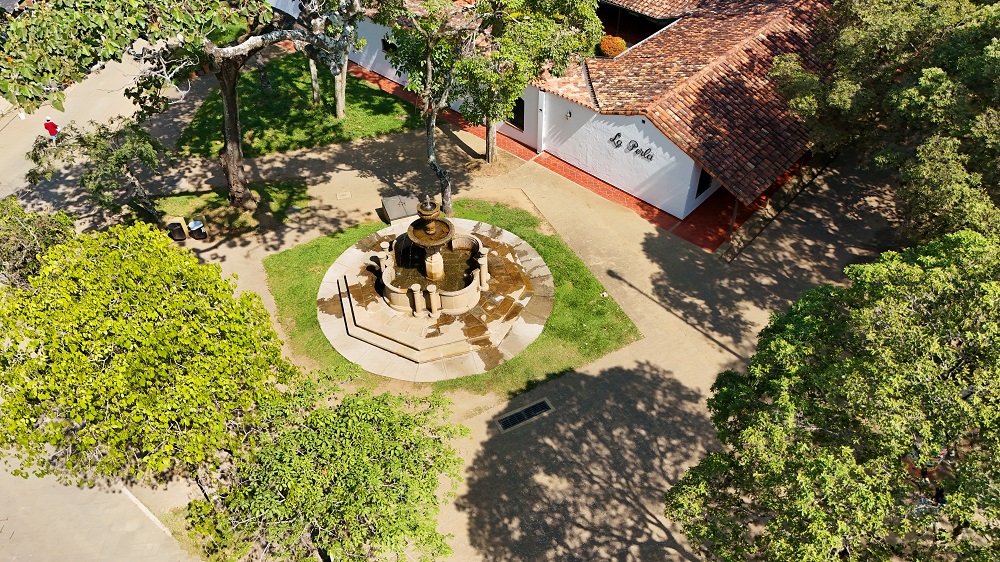 Toma desde un dron de la Fuente y parte de la Casona La Perla