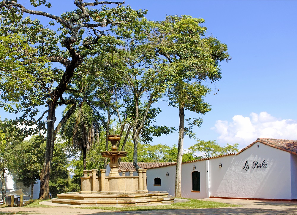 Otra vista de la Fuente y la Casona La Perla.