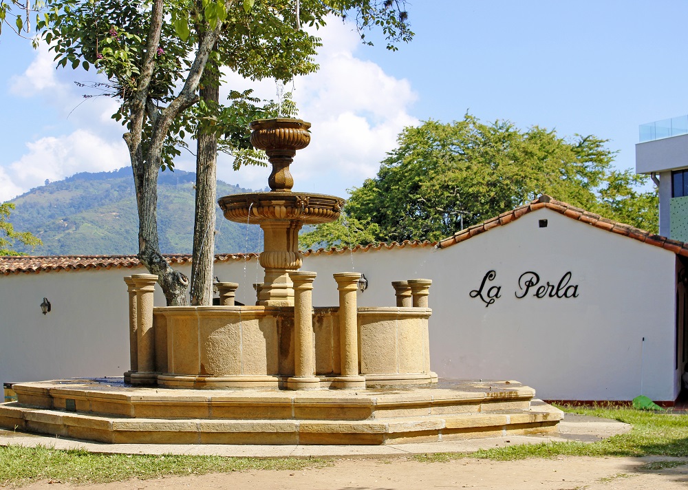 La Fuente en piedra Barichara frente a la Casona La Perla.