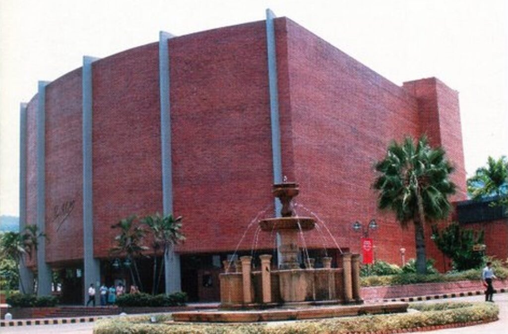 La Fuente de agua estuvo unos años en este lugar, contiguo al auditorio Luis A. Calvo.