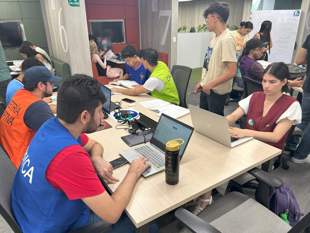 Tutores del Sistema de Excelencia Académica brindando asesoría a estudiantes en la Biblioteca Central. 