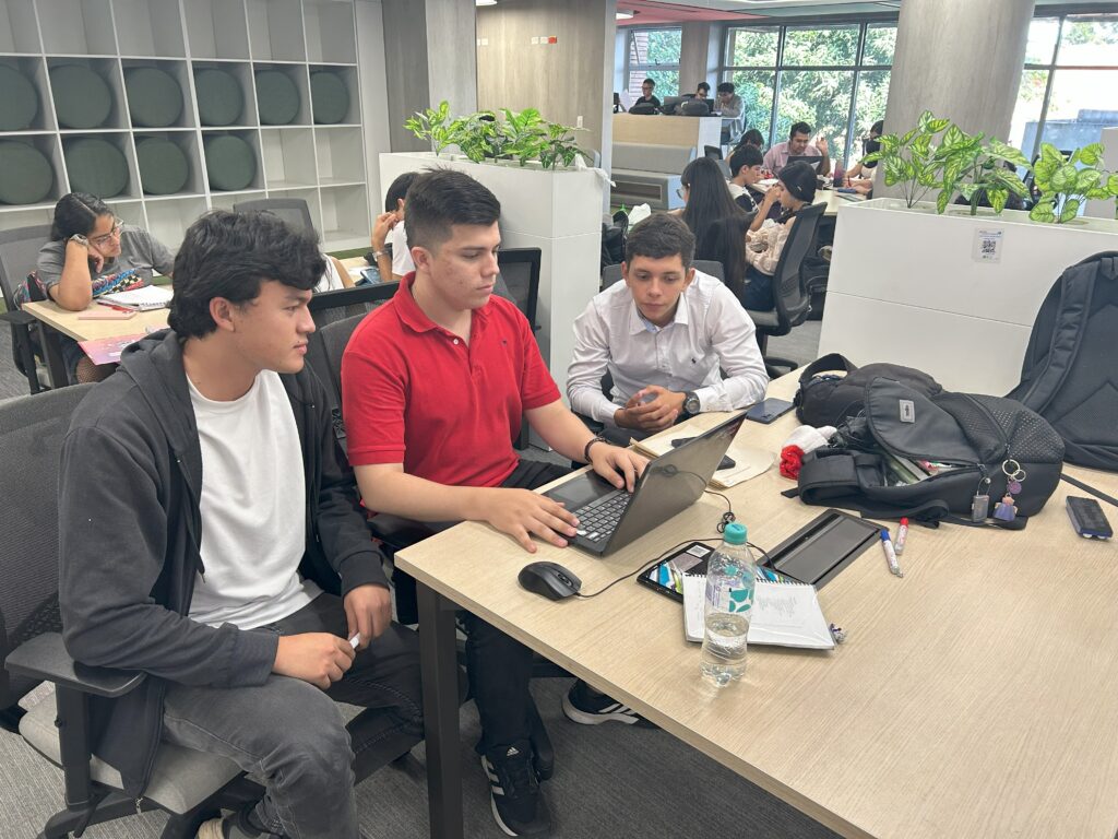 Estudiantes preparando sus exámenes finales en la Biblioteca Central. 