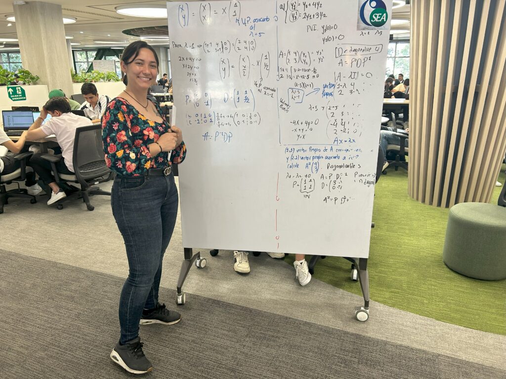 Estudiante preparando sus exámenes finales en la Biblioteca Central.