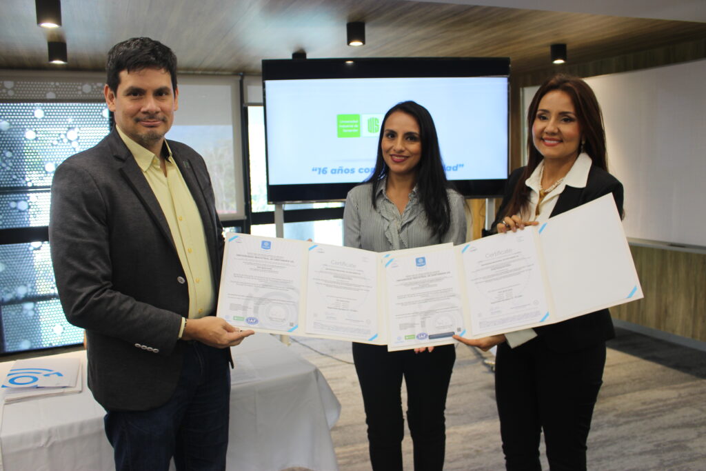 Vicerrectores de Investigación y Desarrollo recibiendo la certificación Icontec ISO 9001:2015. 