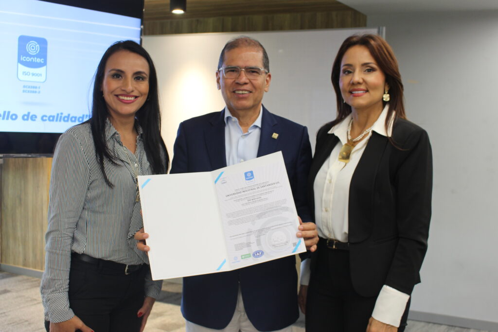 Vicerrectores Administrativo recibiendo la certificación Icontec ISO 9001:2015. 