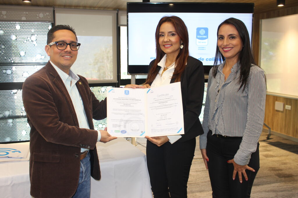 Vicerrectores Académico recibiendo la certificación Icontec ISO 9001:2015. 