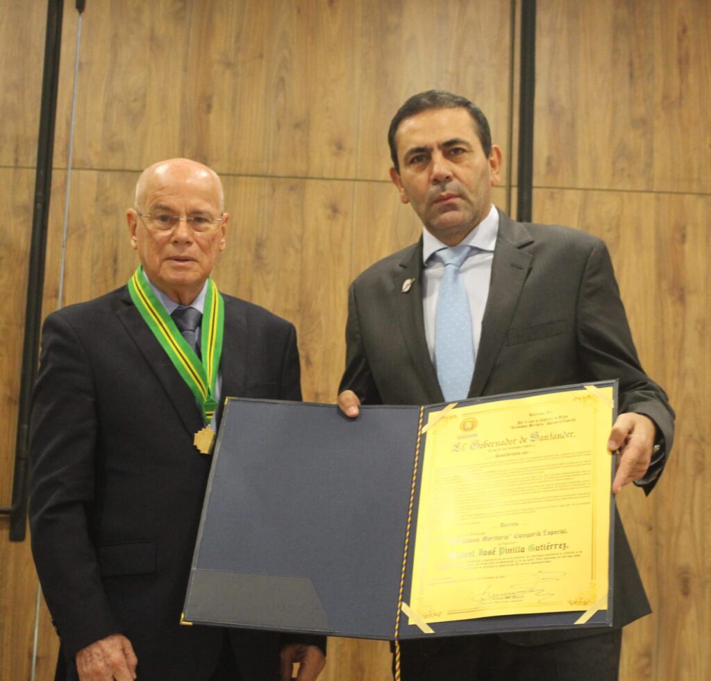 Image of former rector Pinilla with Juvenal Díaz, governor of Santander.