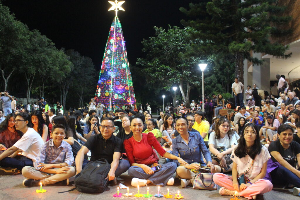 Attendees of the candlelight night at the UIS.