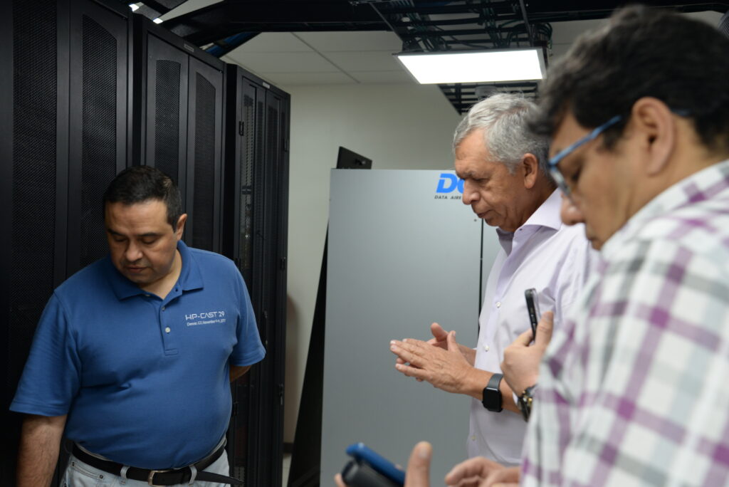 Rector UIS, Hernán Porras, con los ingenieros, mirando servidores