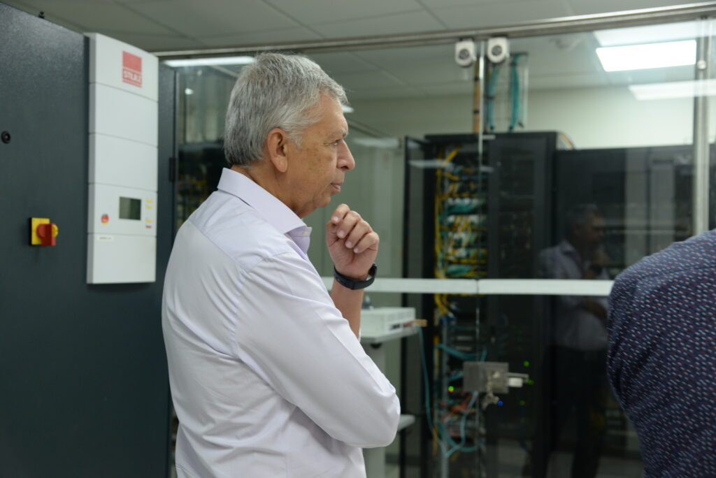 Rector Hernán Porras inspeccionando los nuevos servidores de la UIS