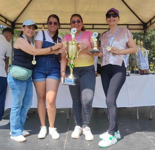 Miembros de la UIS campeonas y sub campeonas de minitejo en el torneo interempresas 2024.