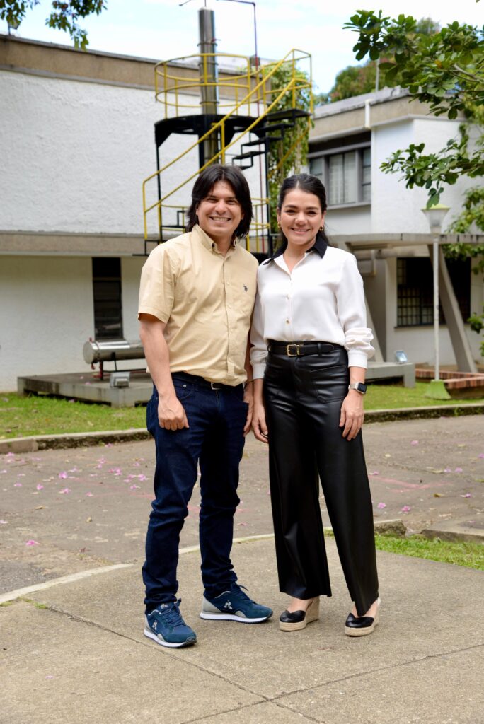 Profesores Gustavo Emilio Ramírez y Yuly Fernanda López de la Escuela de Ingeniería Química de la UIS. 