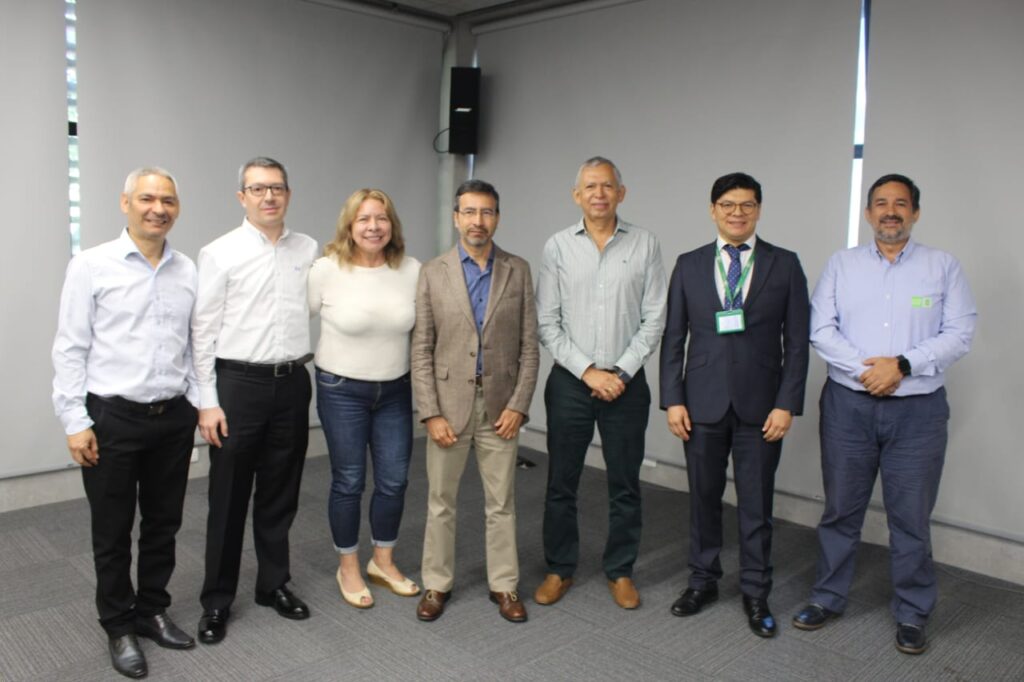 Image showing the new employees in the company of Rector Hernán Porras Díaz and Sofía Pinzón, Secretary General.