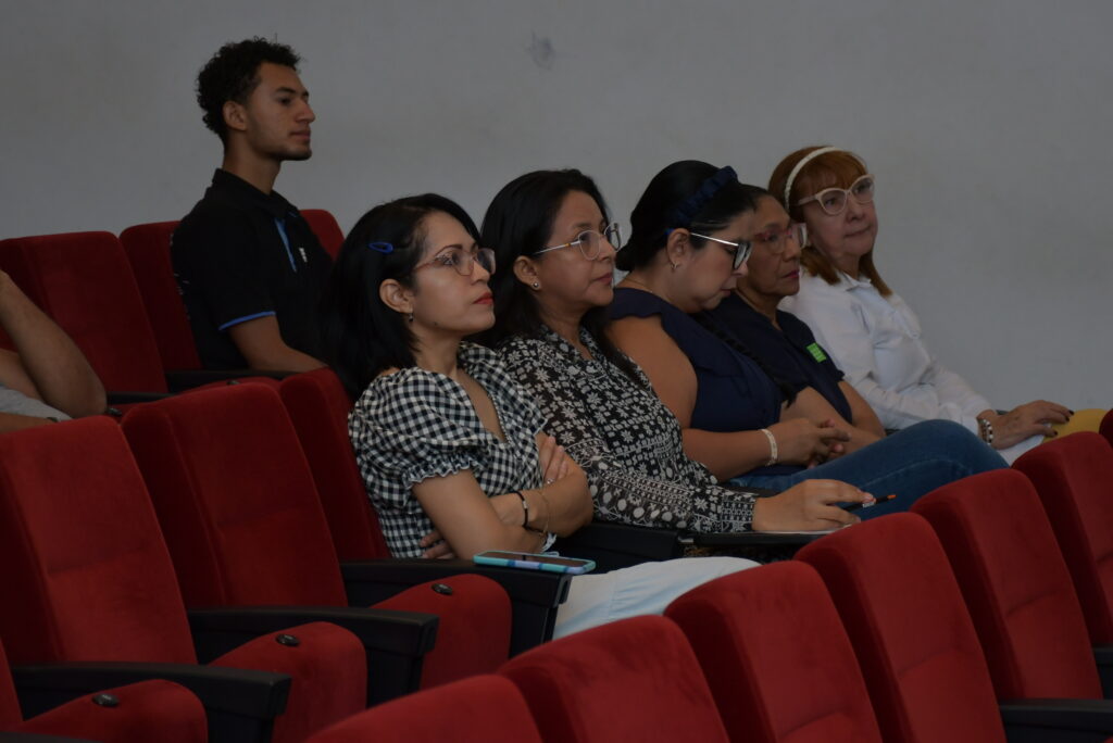 Estudiantes y personal administrativo en el auditorio durante la Rendición de Cuentas.