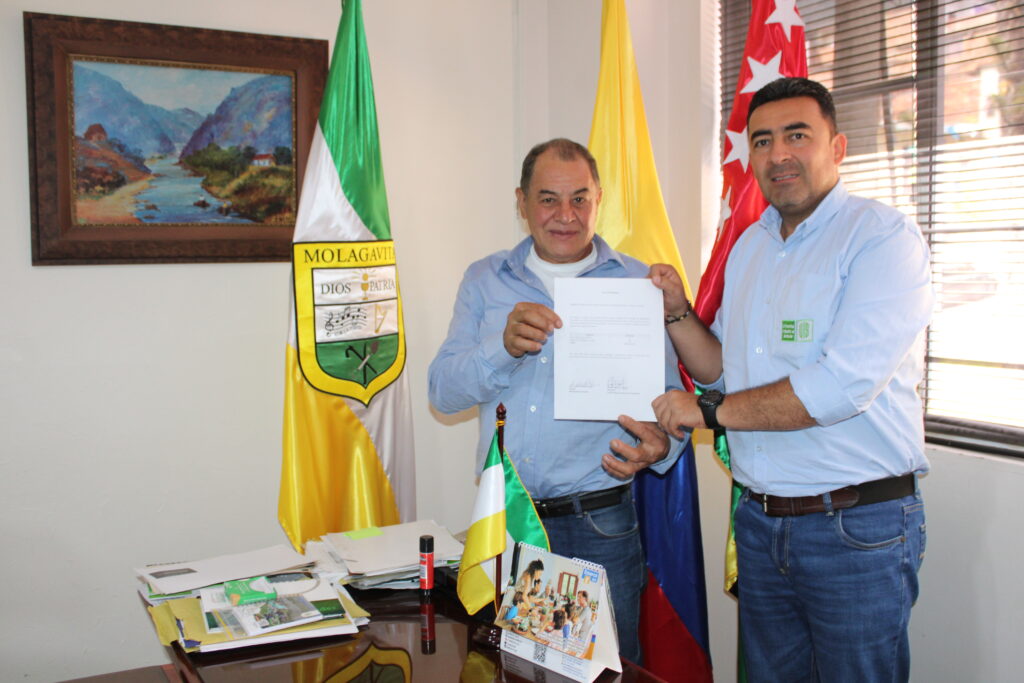  Alcalde de Molagavita y profesor Ricardo Oviedo con el acta de donación de árboles.