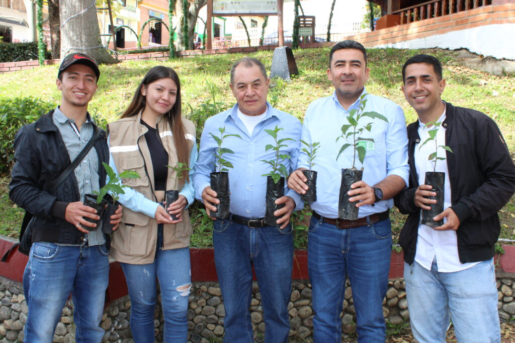 Alcalde de Molagavita, profesor y estudiantes del programa ingeniería forestal.