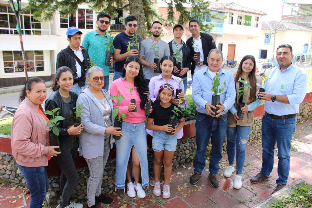 Comunidad recibe la donación de árboles 