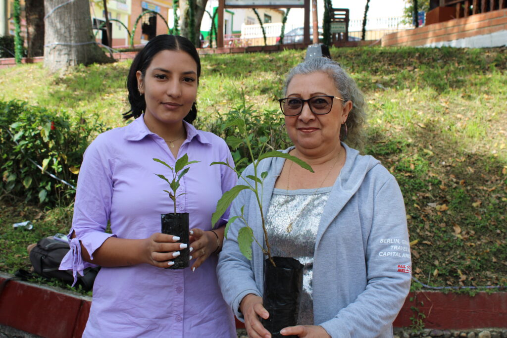 Señoras de Molagavita con árboles que serán sembrados