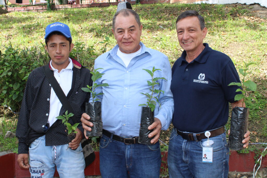 Alcalde junto a funcionarios para la siembra de árboles