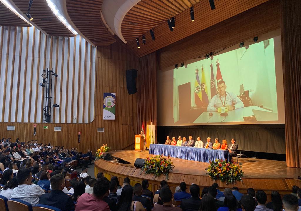 Ceremonia de grados UIS en el auditorio Luis A. Calvo