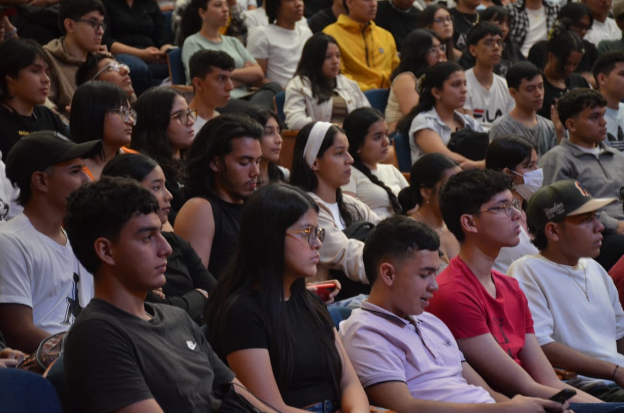 Estudiantes de primer semestre en la semana de bienvenida 2024 realizada en el Luis A. Calvo