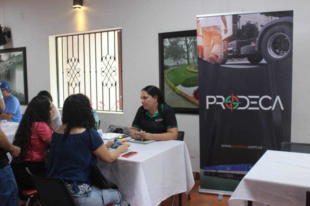 Empresas junto a profesionales  durante la jornada de empleo. 
