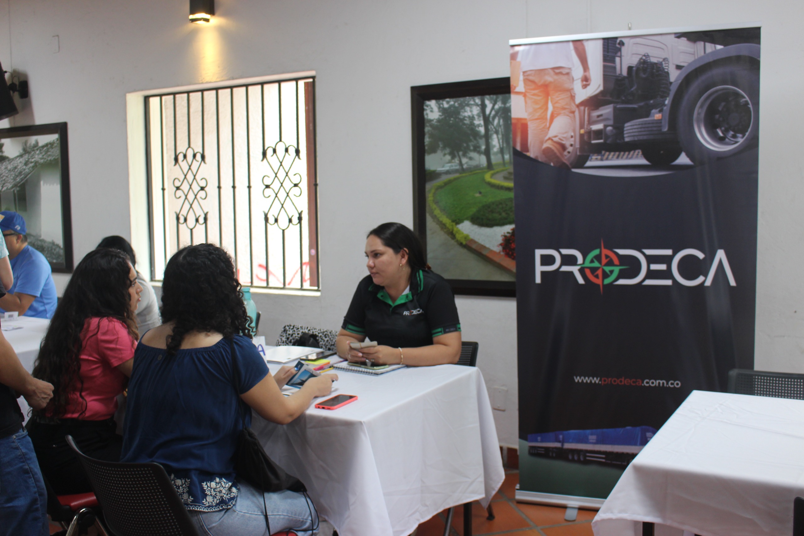 Empresas junto a profesionales  durante la jornada de empleo. 