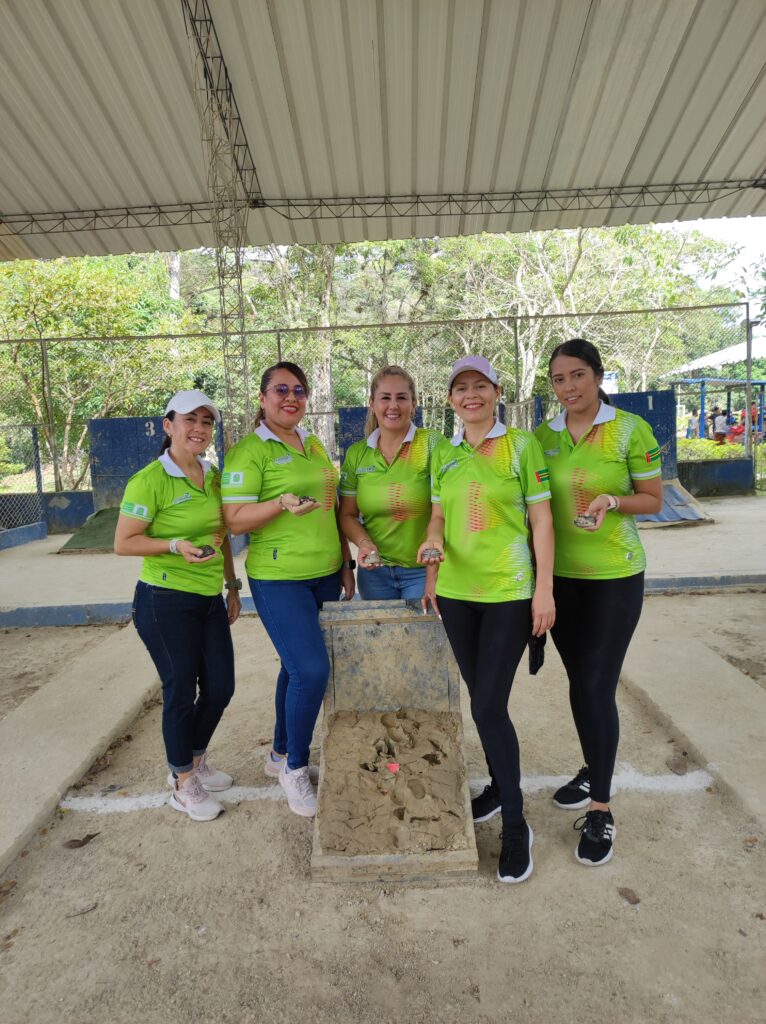 Equipo femenino en cancha de tejo