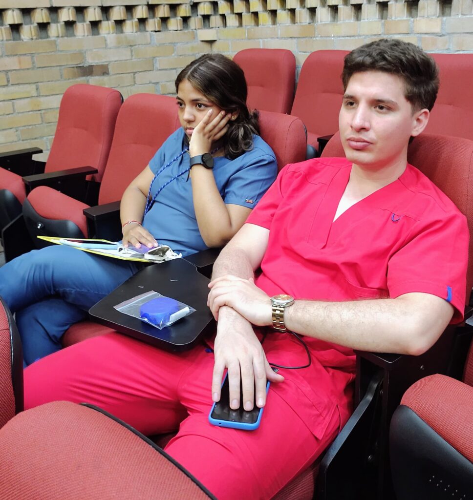 Estudiantes participando de la charla impartida por el doctor Eduardo Morales Blanco.