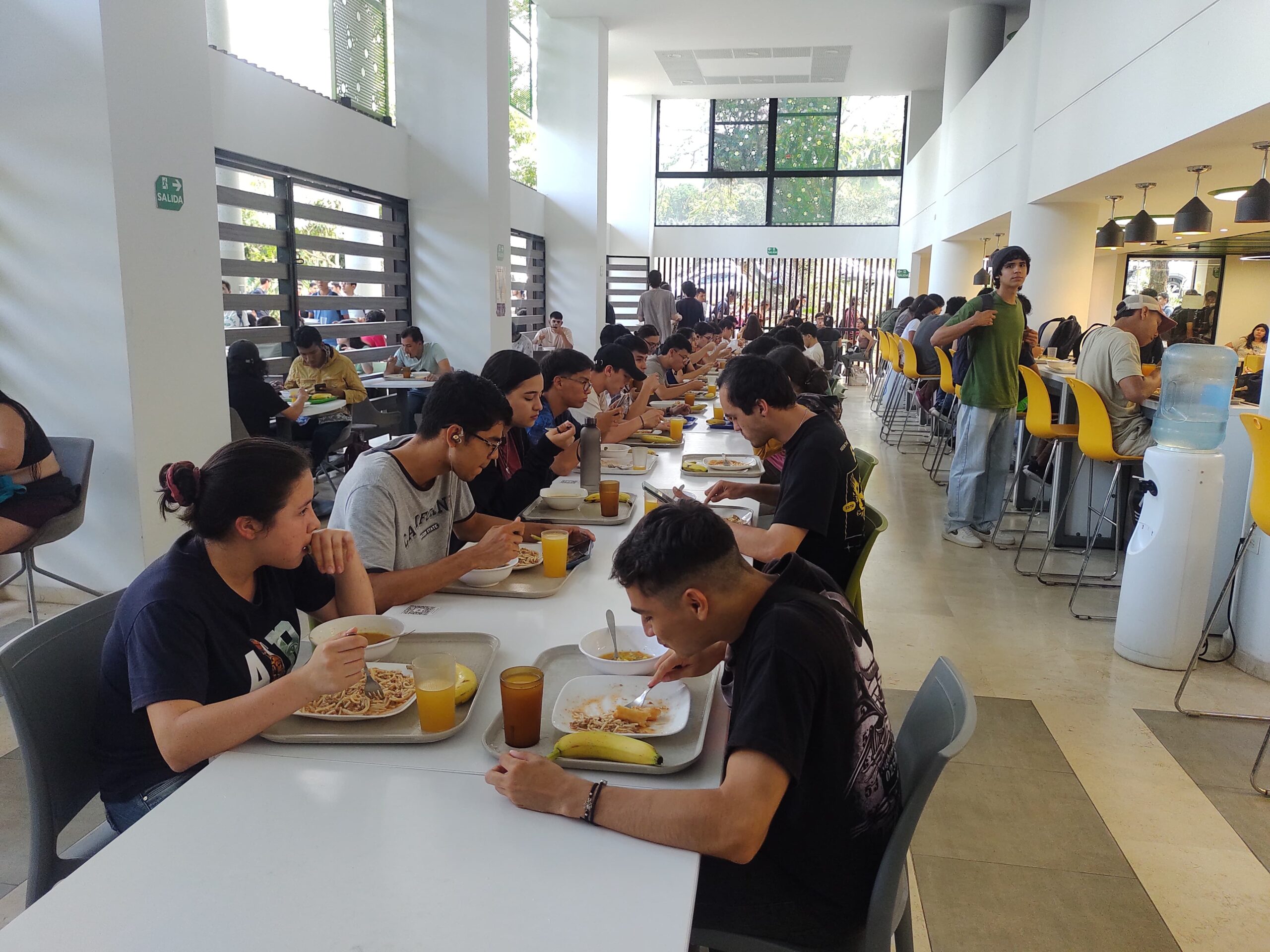 Students benefiting from the canteen service.