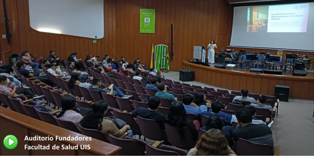 Estudiantes UIS durante la sesión de Cátedra Salud y Sociedad.