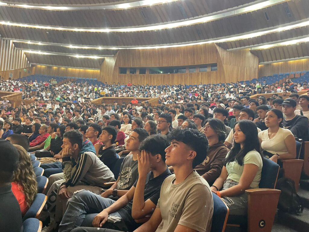 Estudiantes de primer nivel en el auditorio Luis A. Calvo