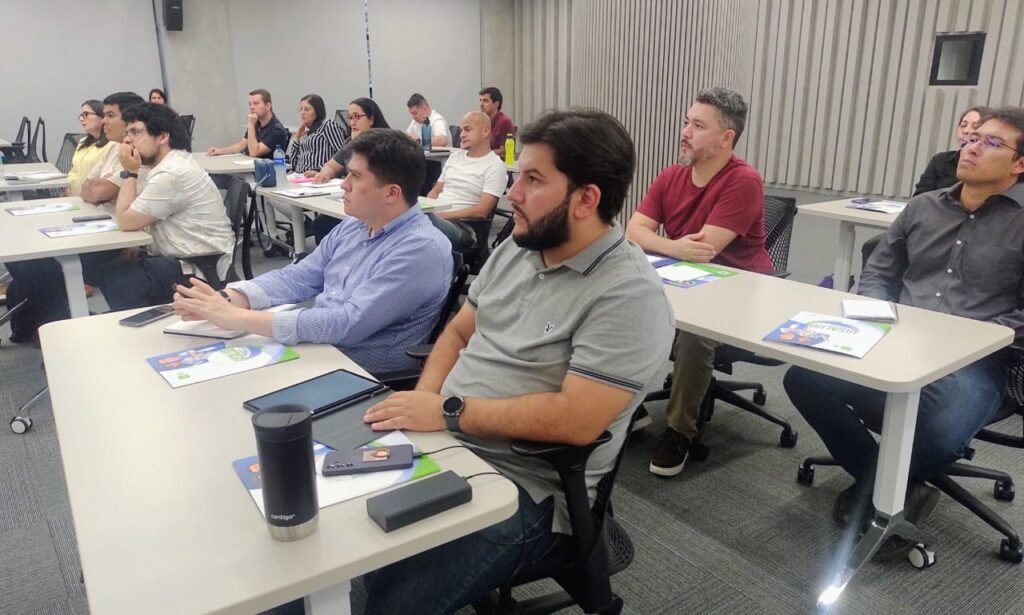 Nuevos docentes de carrera de la universidad prestando atención a la charla informativa sobre beneficios y servicios de parte de las directivas de UISALUD