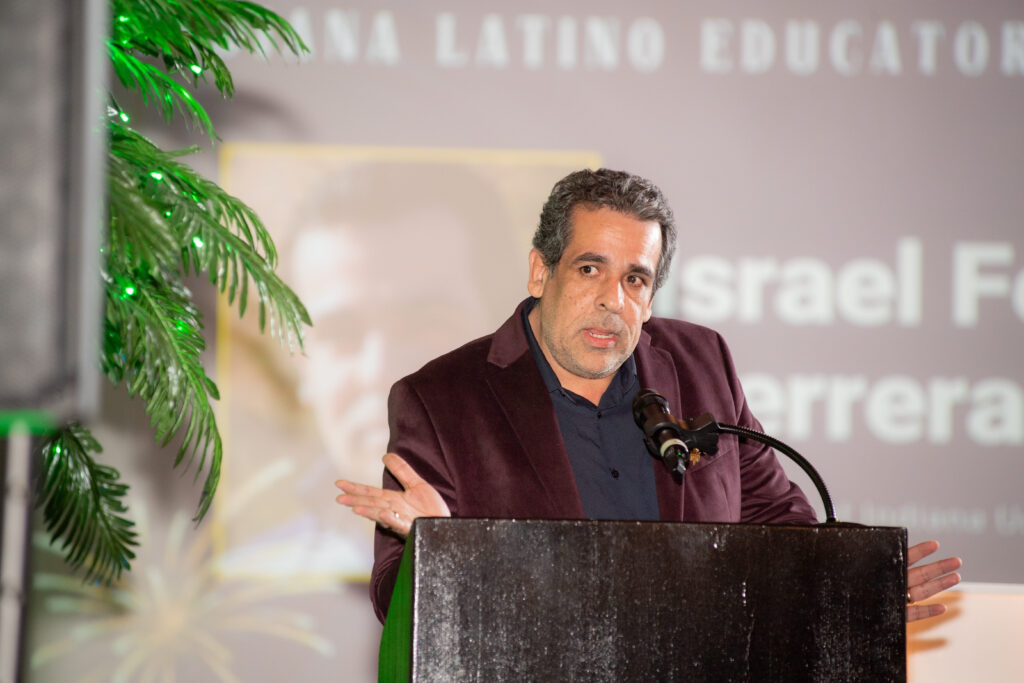 El profesor Israel F. Herrera elegido como mejor educador latino de Indiana