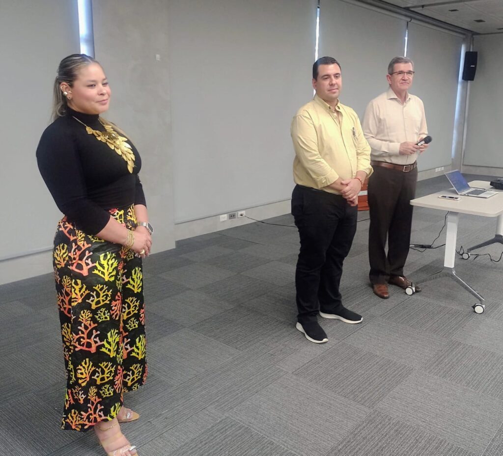 Directivas de UISALUD ofreciendo charla informativa sobre los beneficios y servicios  de la unidad a los nuevos docentes de carrera de la universidad.