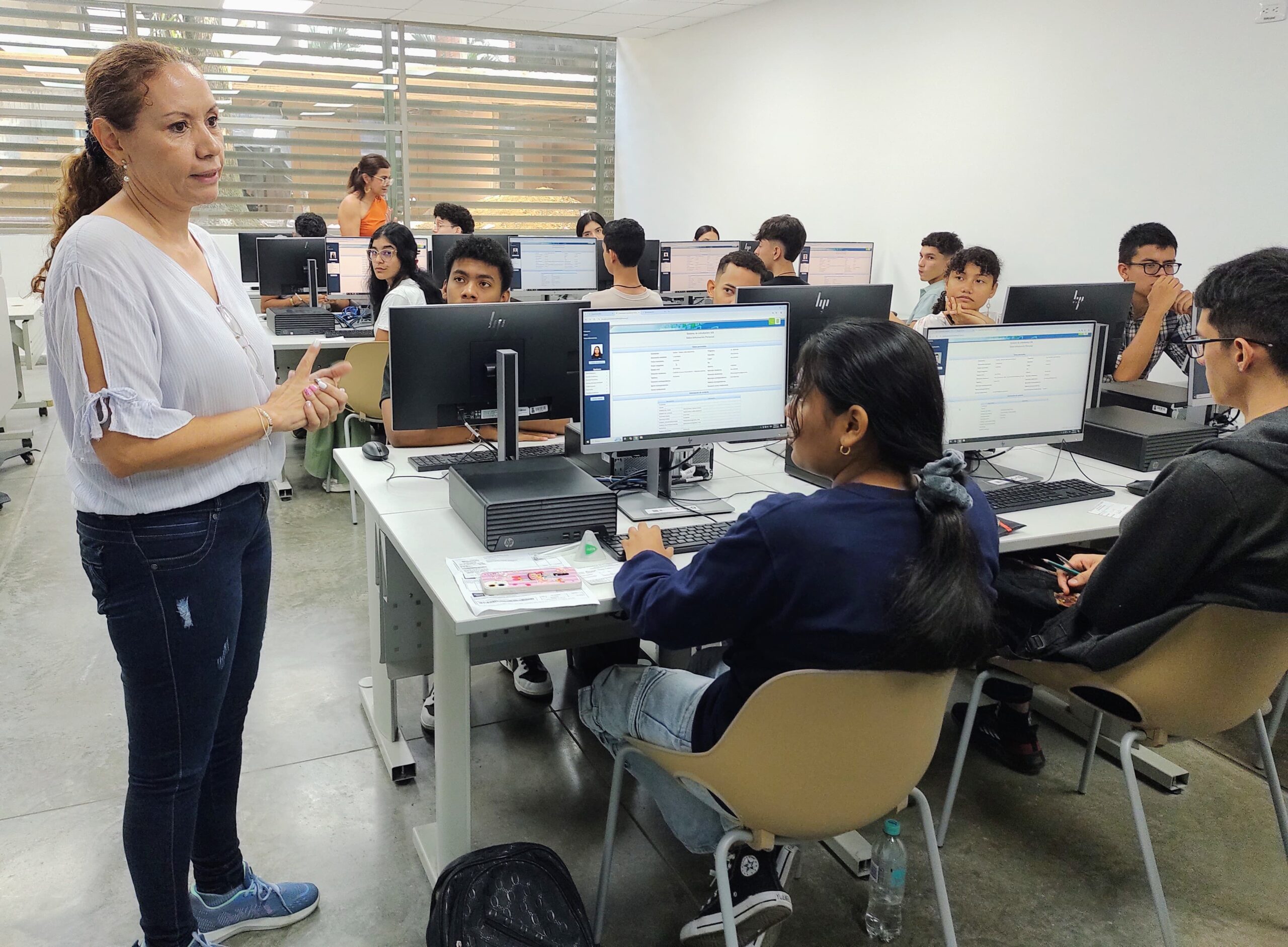 Estudiantes realizando los exámenes de caracterización.