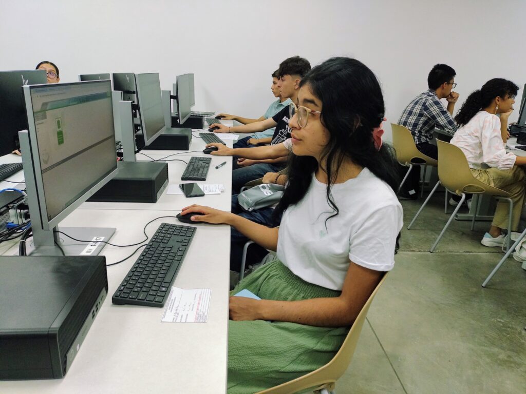 Estudiantes realizando los exámenes de caracterización.