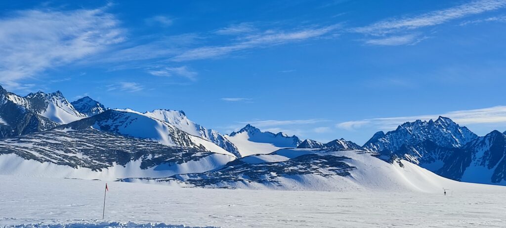 Imagen que muestra el paisaje antártico.