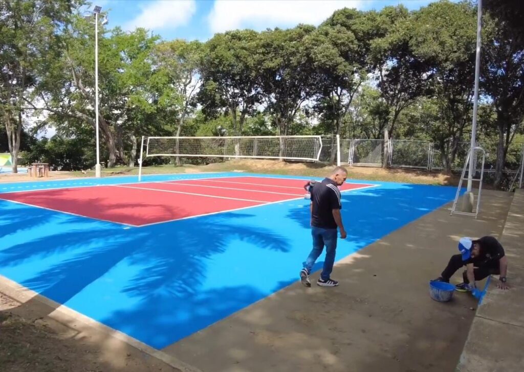 Imagen que muestra los trabajos en la cancha de voleibol