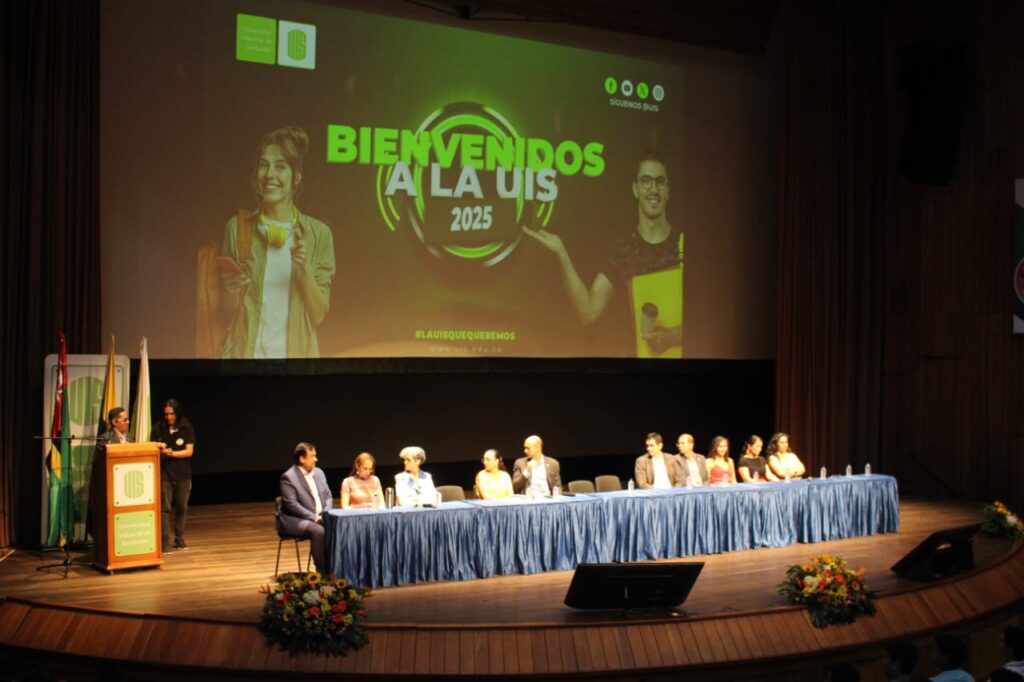 Imagen que muestra al Consejo Académico durante el acto de bienvenida.