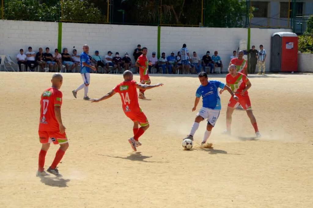 Imagen que muestra una jugada del partido de la UIS en el torneo