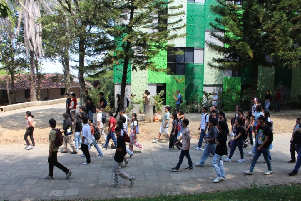 Imagen que muestra a los estudiantes en el campus central