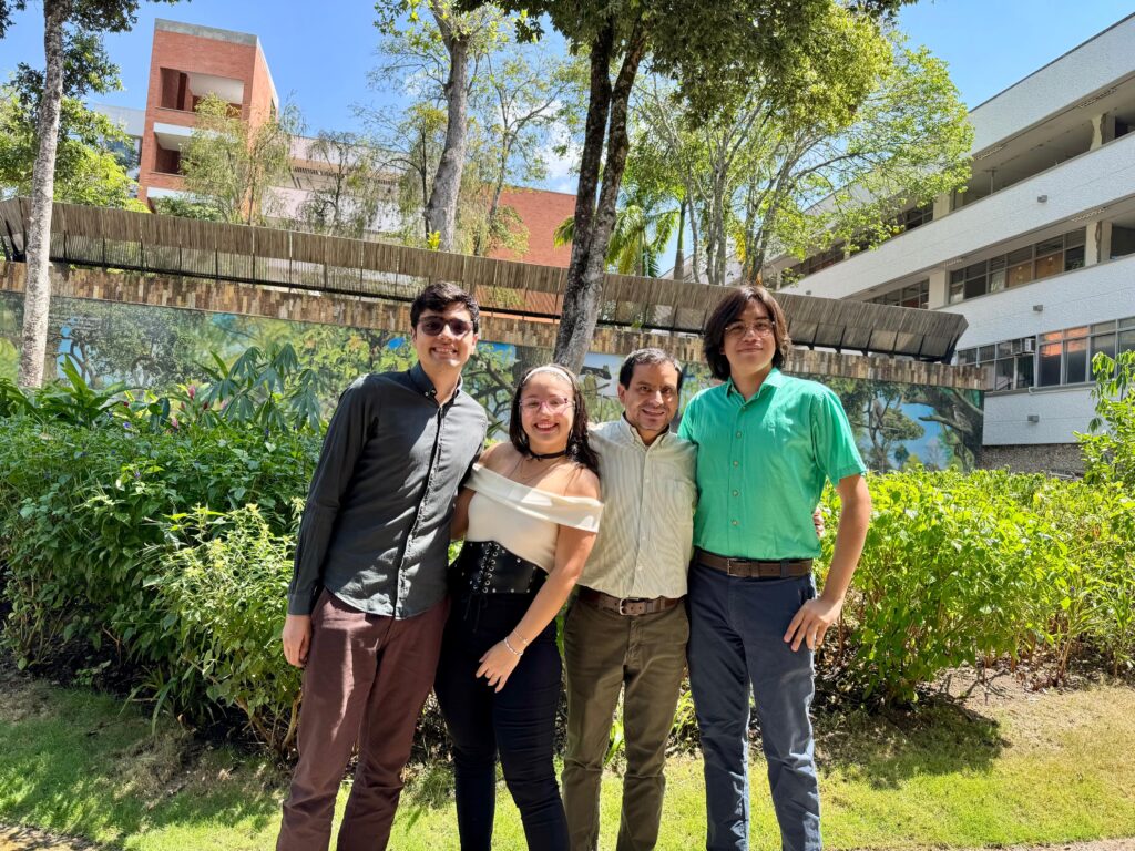 Estudiantes de octavo semestre del programa de Química UIS, junto al profesor Julio Roberto Pinzón Joya.