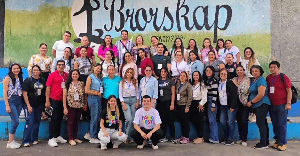 Profesores de las distintas delegaciones junto al equipo Paidópolis