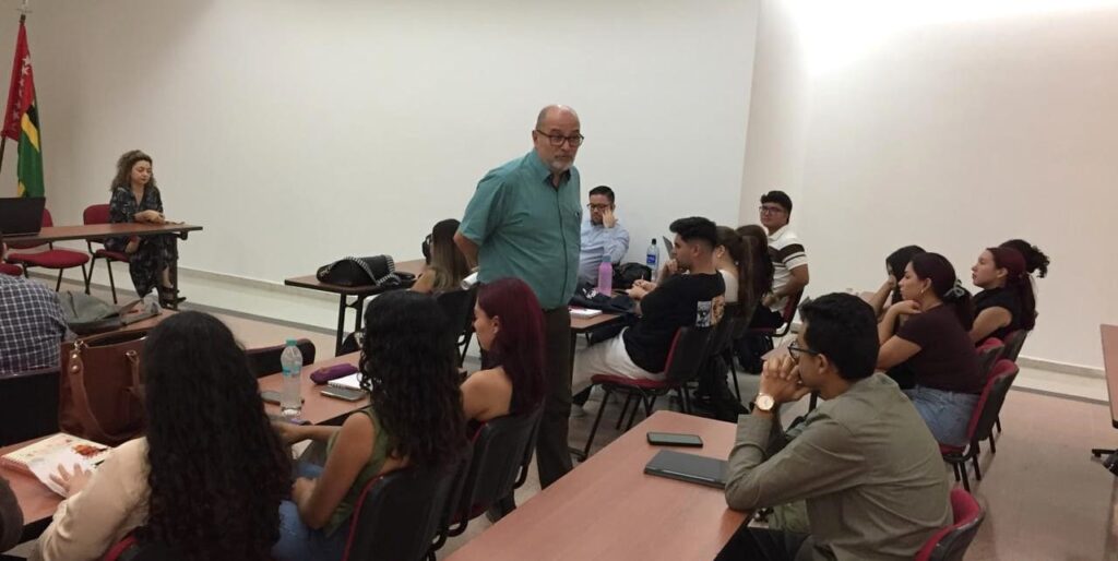 Javier Acevedo, Director of the Escuela de Derecho y Ciencia Política UIS welcomes the students.