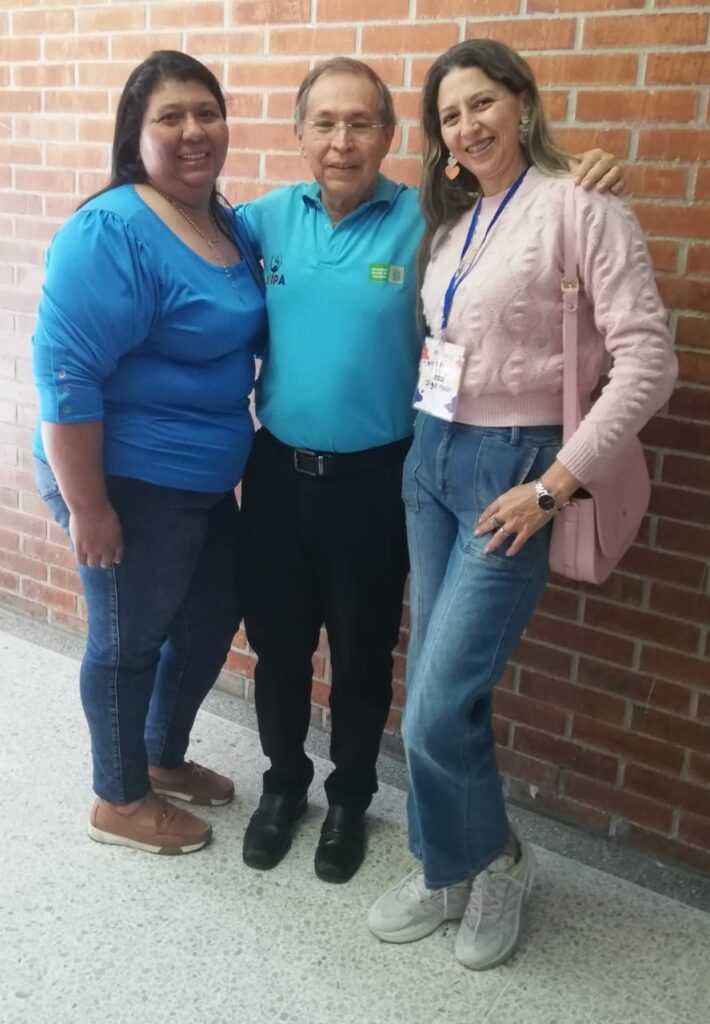 Las profesoras del ColPaz de Betulia, Santander, junto al profesor César Roa