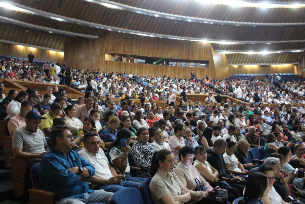 Imagen que muestra a los padres de familia en el auditorio Luis A. Calvo