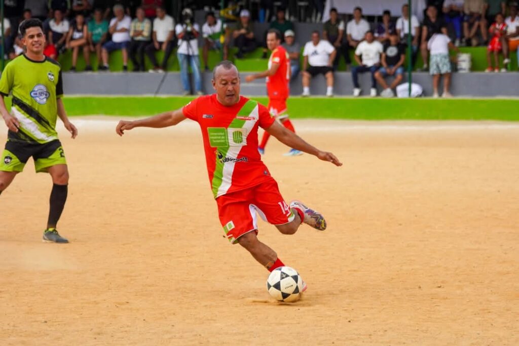 Imagen que muestra a un jugador de la UIS en el torneo de la Cancha El Bueno