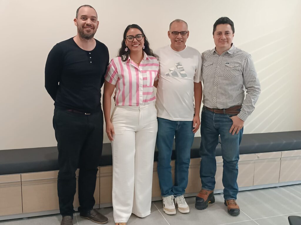 María Camila Sánchez Meneses junto a profesores de la Escuela de Economía, en la sustentación de su trabajo de grado