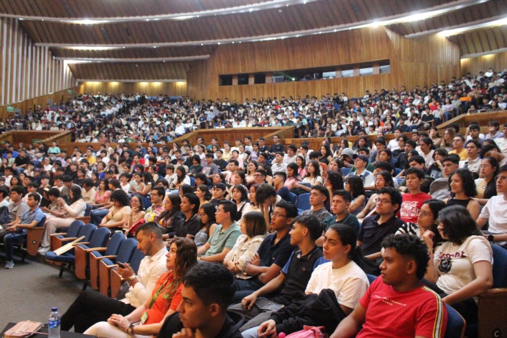 Imagen que muestra a los estudiantes de primer ingreso en el Auditorio Luis A. Calvo